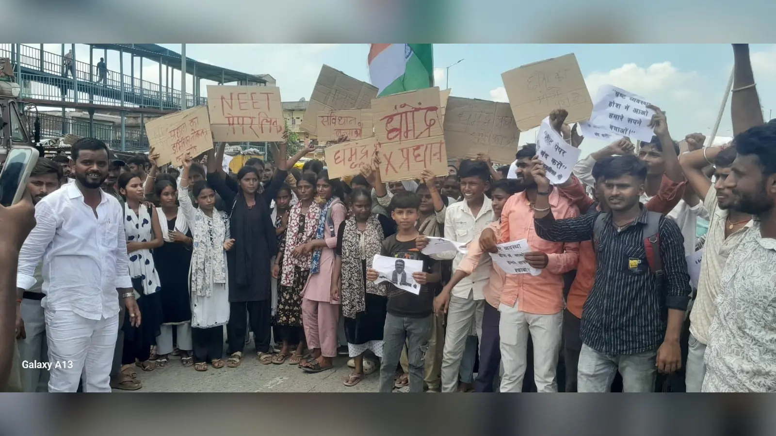 गया जी : नीट पेपर लीक के विरोध में जीटी रोड पर छात्रों का प्रदर्शन, लगा लंबा जाम