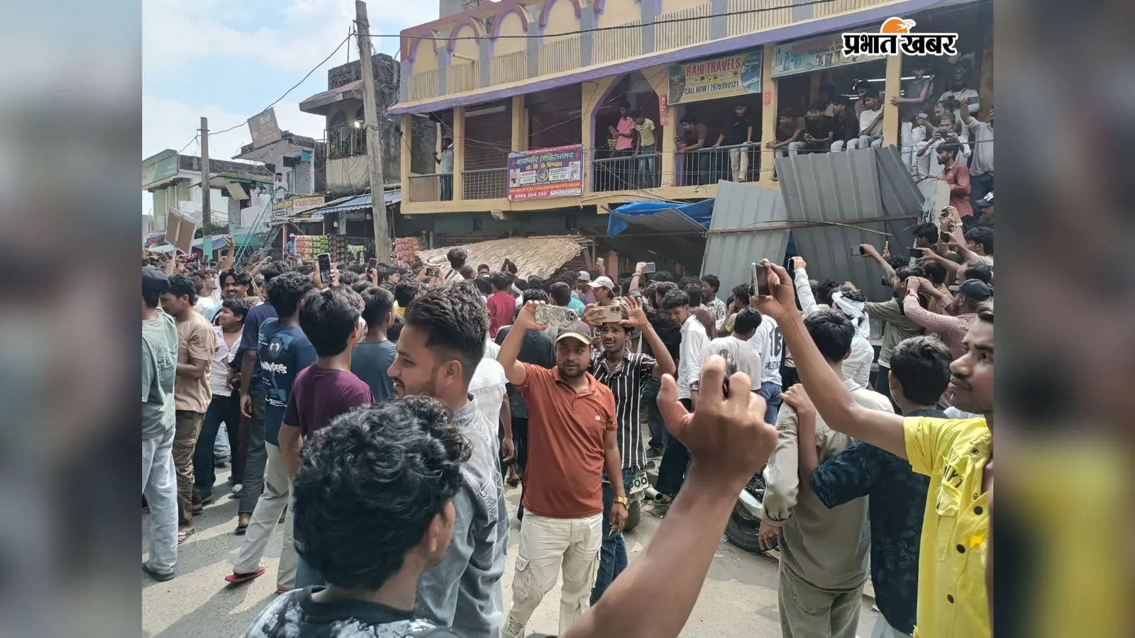 बहादुरगंज में आंदोलनकारियों का हंगामा, DDC की गाड़ी में तोड़फोड़, बालबाल बचे अधिकारी