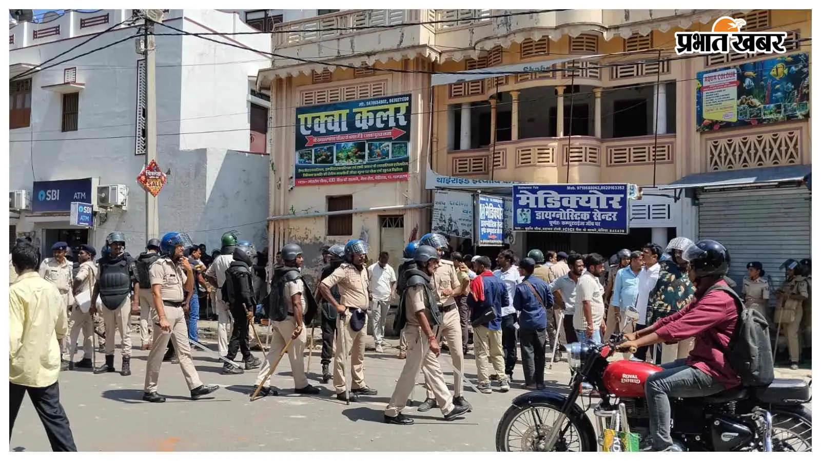 NEET पेपर लीक विरोध प्रदर्शन में हिंसक झड़प, पुलिस पर पथराव के बाद एक दर्जन हिरासत में