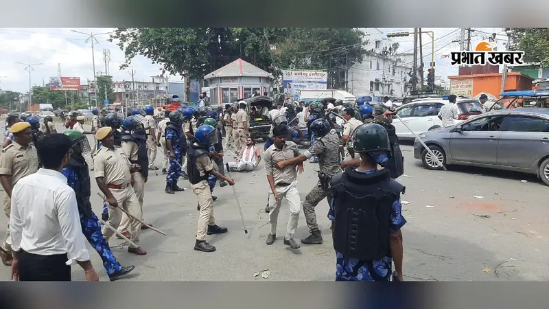 पूर्णिया में तीन घंटे से छात्रों और पुलिस के बीच घमासान, कलेक्ट्रेट के पास फिर जुटे प्रदर्शनकारी