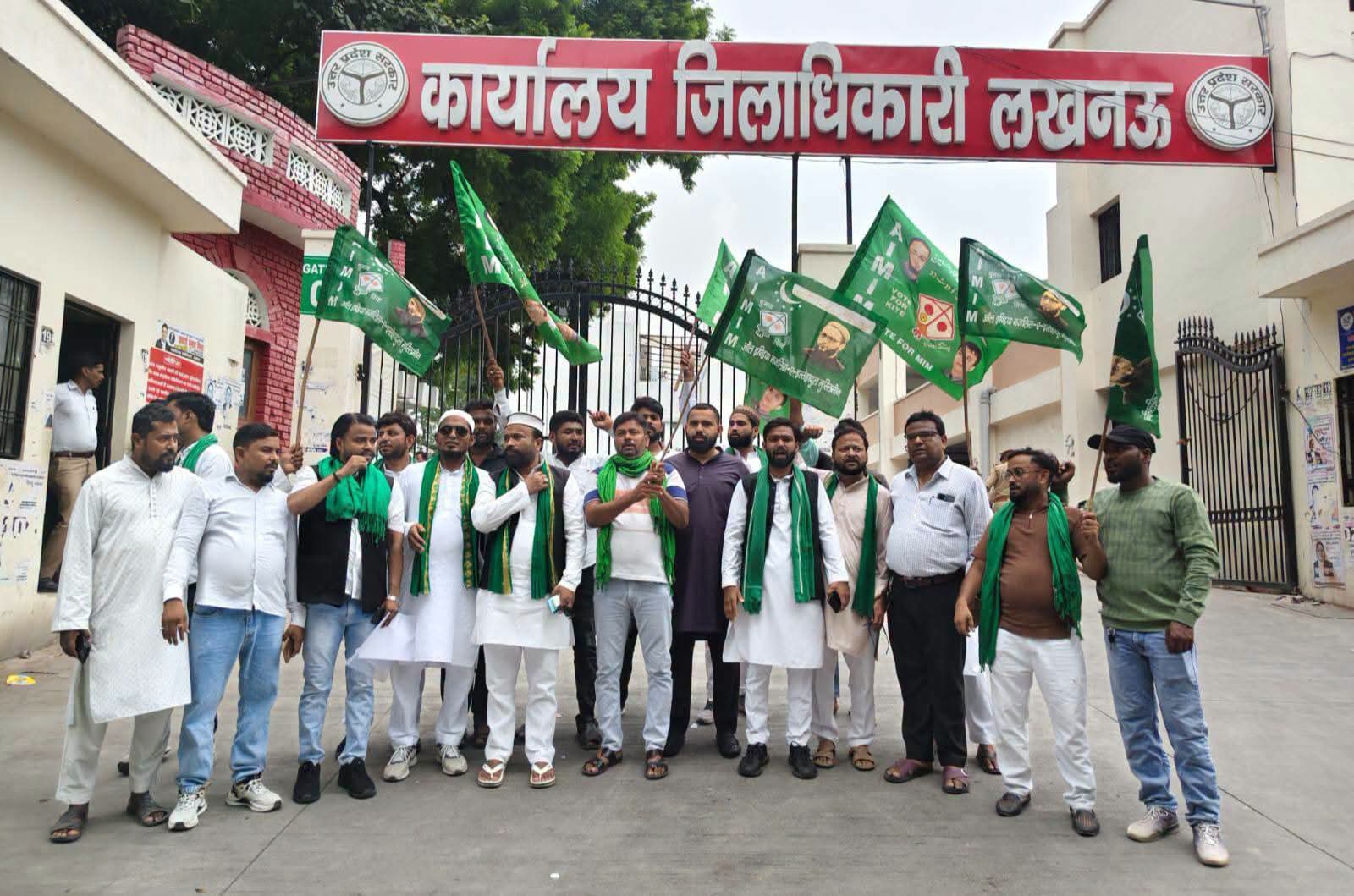 लखनऊ में प्रदर्शन करते एआईएमआईएम पार्टी के कार्यकर्ता