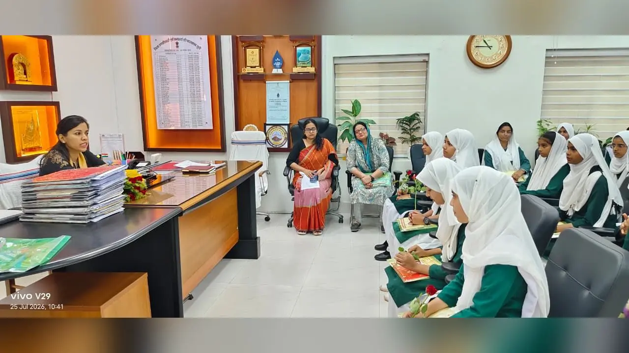 नालंदा डीएम ने छात्राओं से की सीधी बात, कहा- अधिकारों के लिए आवाज उठाएं, हिंसा से रहें दूर