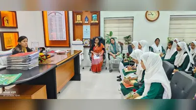 नालंदा डीएम ने छात्राओं से की सीधी बात, कहा- अधिकारों के लिए आवाज उठाएं, हिंसा से रहें दूर