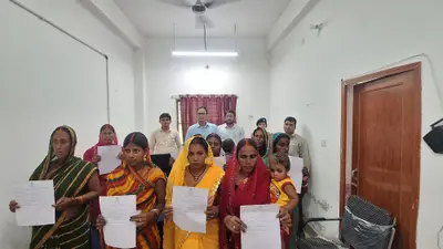 सरकारी योजना से भूमिहीन परिवारों को मिला जमीन पर कानूनी अधिकार, अंचल कार्यालय में हुआ वितरण