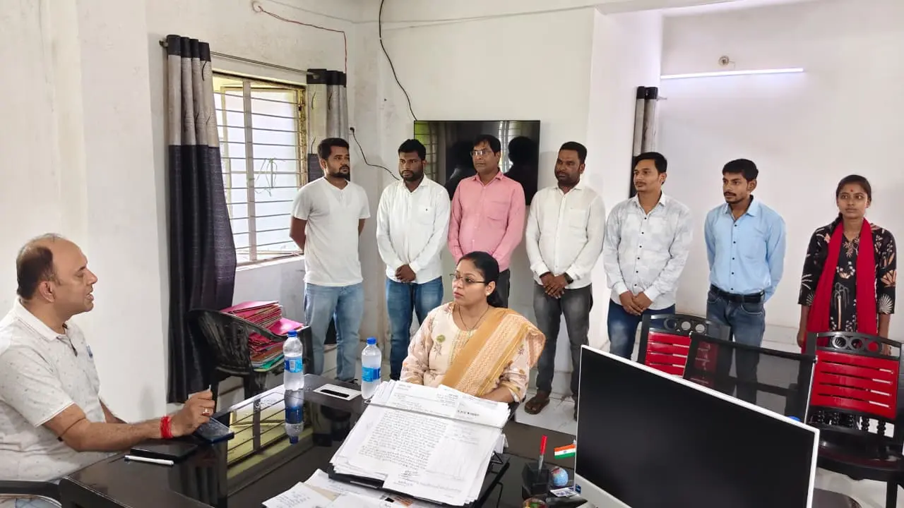 सिमराही नगर पंचायत कार्यालय का एसडीएम ने किया निरीक्षण, सफाई व्यवस्था पर जताई नाराजगी