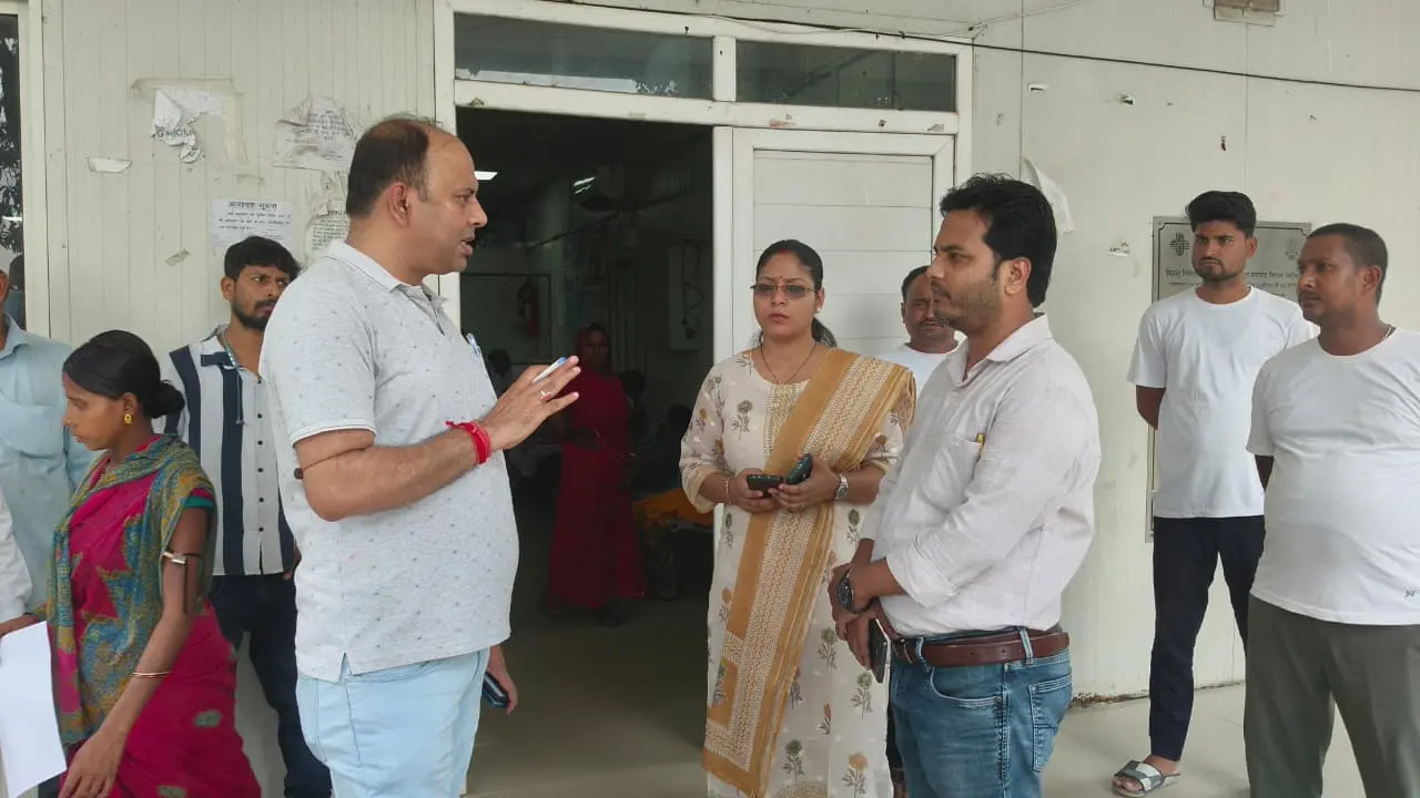 रेफरल अस्पताल पहुंचे एसडीएम, गंदगी पर जताई नाराजगी; गंभीर मरीज को तत्काल रेफर करने का दिया निर्देश