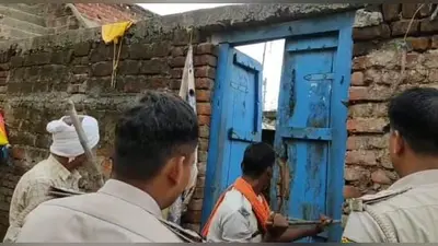 रोहतास: काराकाट में फरार लूटकांड के आरोपियों पर पुलिस की कार्रवाई, दो घरों में हुई कुर्की-जब्ती
