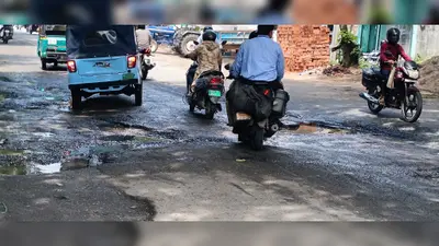 गया जी : सिकरिया मोड़-मेडिकल रोड के बीच सड़क पर गहरा गड्ढा, हर दिन हादसे का बना रहता है खतरा