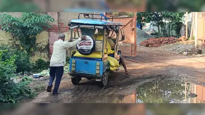 रोहतास यूरिया तो भरपूर, लेकिन रास्ता बना मुसीबत, बिक्रमगंज बिस्कोमान तक पहुंचने में कीचड़ से जूझ रहे किसान