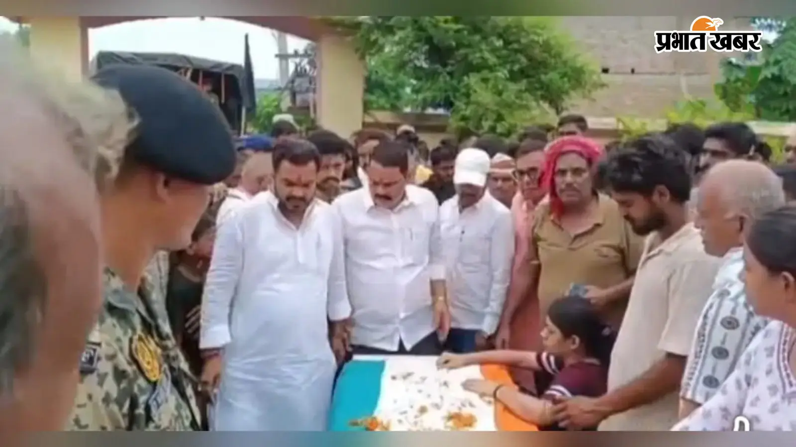 बीएसएफ हेड कांस्टेबल अजय सिंह को नम आंखों से दी गई अंतिम विदाई, पैतृक गांव में उमड़ा जनसैलाब