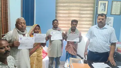 टेढ़ागाछ में 21 लाभुकों को मिला बंदोबस्ती पर्चा, भूमिहीन परिवारों को मिला कानूनी अधिकार