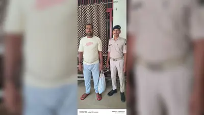 कैमूर: चैनपुर में दीवार गिराने, मारपीट और रंगदारी मामले का आरोपी गिरफ्तार, घर से दबोचा गया
