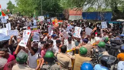 नीट विरोध प्रदर्शन में बवाल, बैरिकेडिंग पर पथराव के बाद लाठीचार्ज, 14 युवक हिरासत में