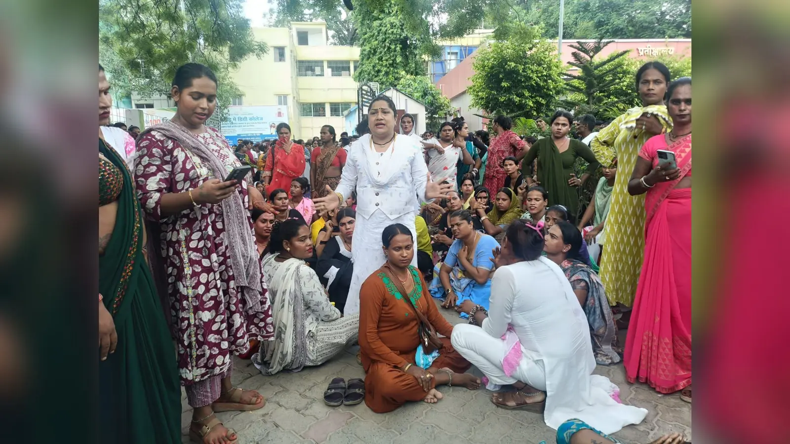 हाजीपुर में करोड़ों की चोरी का अब तक खुलासा नहीं, किन्नर समाज का प्रदर्शन, कार्रवाई की मांग