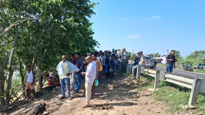 बेगूसराय में बेकाबू बालू लदा हाइवा पशु को रौंदा, पुलिस पहुंची, ग्रामीणों ने मुआवजे की उठाई मांग
