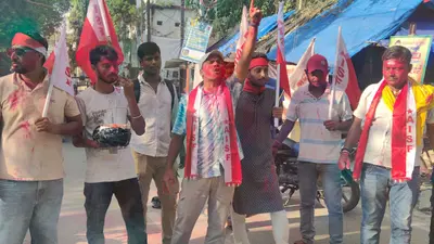 बेगूसराय: धर्मेंद्र प्रधान के इस्तीफे पर एआईएसएफ कार्यकर्ताओं ने मनाया जश्न, हड़ताली चौक पर की आतिशबाजी