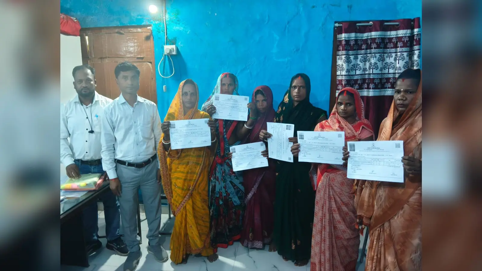 छह भूमिहीन परिवारों को मिला वासगीत पर्चा, तीन-तीन डिसमिल जमीन का आवंटन