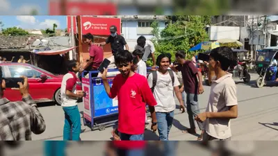 नीट आंदोलन के दौरान कारगिल चौक पर बवाल, बैरिकेड लेकर निकल पड़े युवक, 3 संदिग्ध हिरासत में