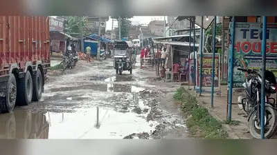 सोनवर्षा–सहसौल मुख्य सड़क बदहाल, करोड़ों की लागत से बनी सड़क गड्ढों में तब्दील; ग्रामीणों ने उठाए गुणवत्ता पर सवाल
