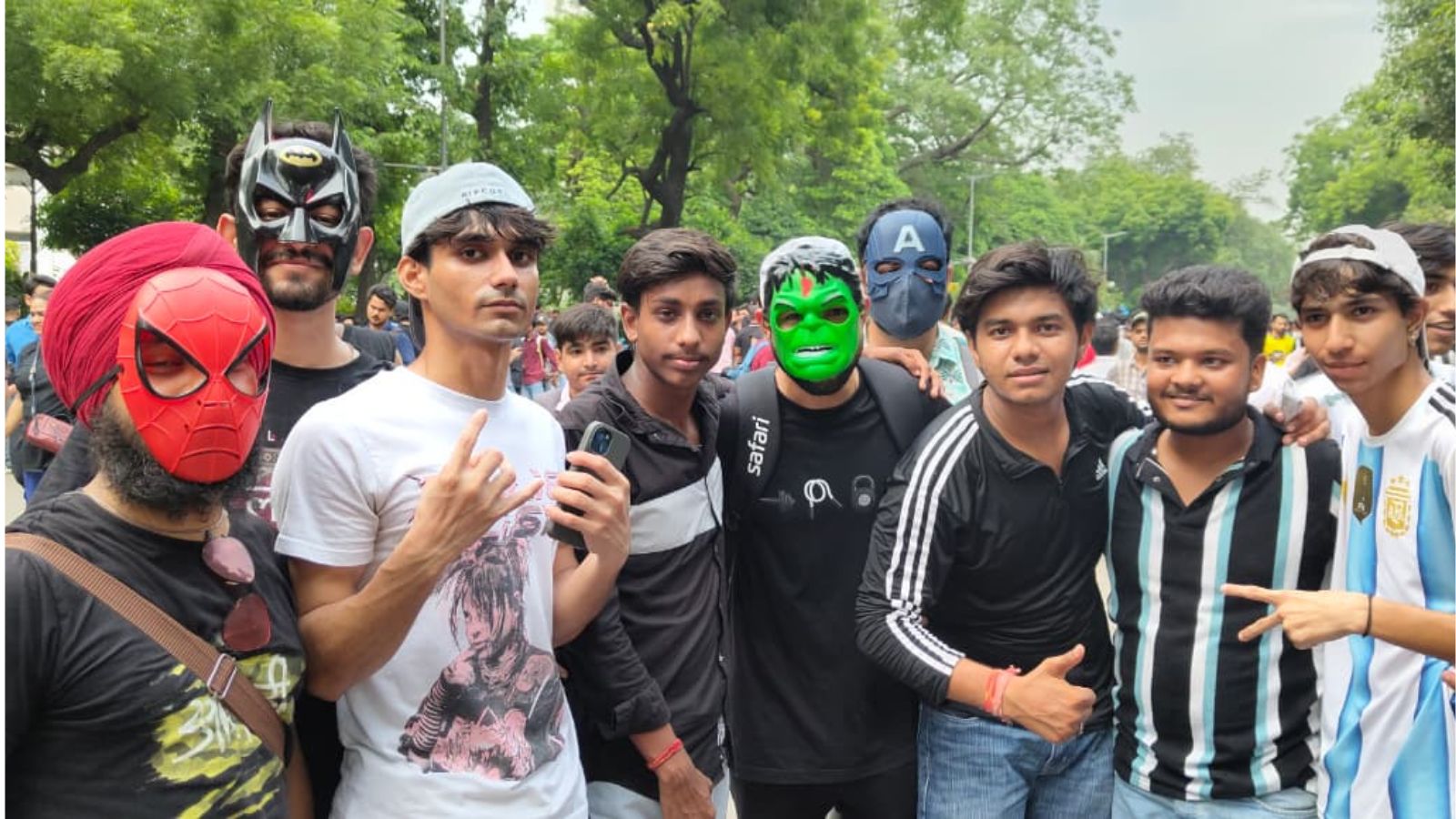 स्पाइडर मैन मास्क के साथ युवा (फोटो- प्रभात खबर)