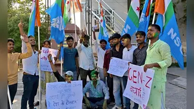 केंद्रीय शिक्षा मंत्री के इस्तीफे के दावे पर एनएसयूआई कार्यकर्ताओं ने मनाया जश्न