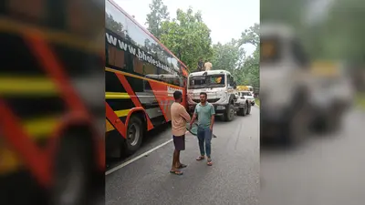 बस और ट्रेलर में भिड़ंत, चालक फंसा, बाल-बाल बचे 70 यात्री