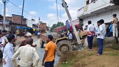 गया जी : स्टेयरिंग फेल होने से गिट्टी लदा ट्रैक्टर बिजली पोल तोड़ते हुए घर में घुसा, बाल-बाल बचे लोग