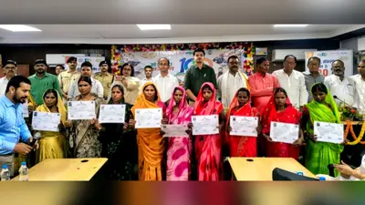 नई सरकार के 100 दिन पूरे, नवादा में उपलब्धियों का रिपोर्ट कार्ड पेश; 110 परिवारों को मिला भूमि अधिकार