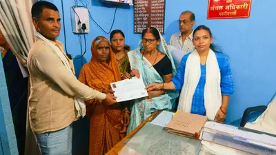 पकरीबरावां में छह भूमिहीन परिवारों को मिला जमीन का पर्चा, आवासीय सुरक्षा की मिली कानूनी गारंटी