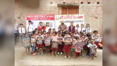 Nawada News: 'अर्पण: सम्मान के साथ सहयोग' अभियान के 24वें चरण में आंगनबाड़ी बच्चों को मिले स्कूल बैग