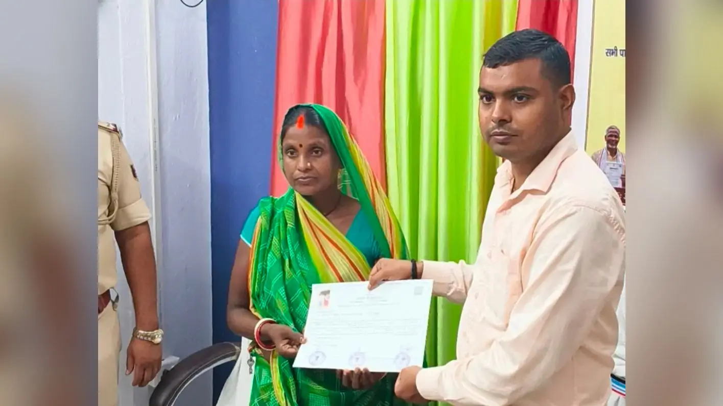 नवादा: अभियान बसेरा-2 के तहत पांच भूमिहीन महादलित परिवारों को मिला बंदोबस्ती पर्चा