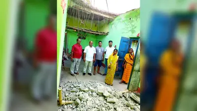 अचानक भरभराकर गिरा 30 वर्ष पुराना आवास, अपने बच्चों के साथ घर में थी महिला