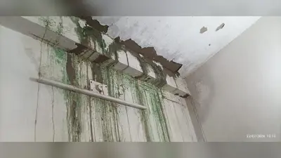 बारिश में टपक रही प्रखंड कार्यालय की छत, दस्तावेज और कंप्यूटर उपकरण हो रहे खराब