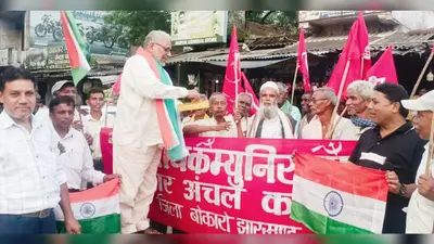 छात्र आंदोलन की सफलता पर भाकपा ने की नुक्कड़ सभा, लोगों को बीच बांटी मिठाई