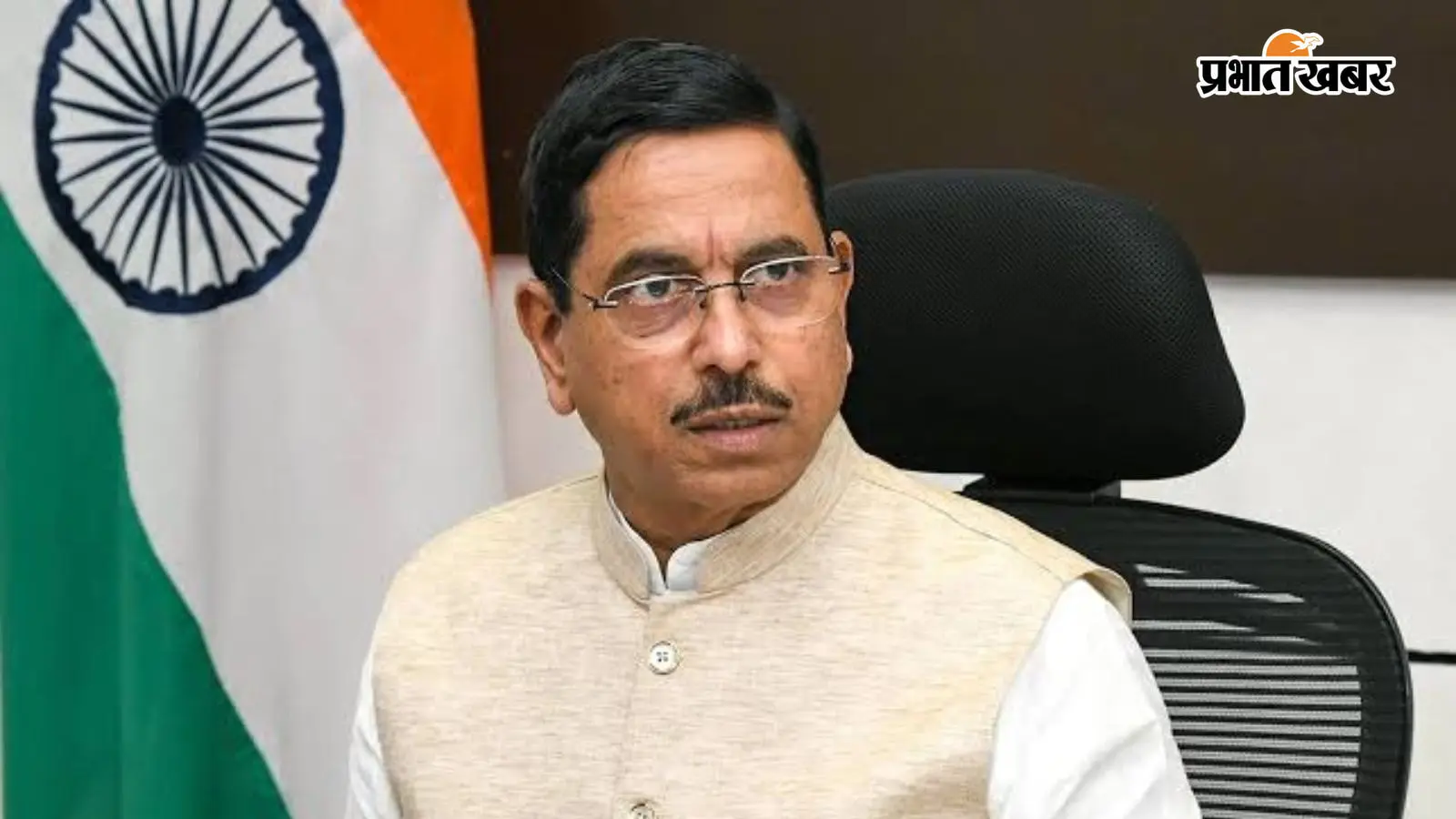 धर्मेंद्र प्रधान का इस्तीफा, प्रह्लाद जोशी को शिक्षा मंत्रालय का अतिरिक्त प्रभार