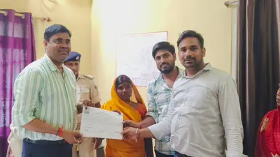 गुरुआ: दो भूमिहीन परिवारों को मिला सरकारी भूमि बंदोबस्ती का प्रमाण पत्र, चेहरे पर खिली मुस्कान