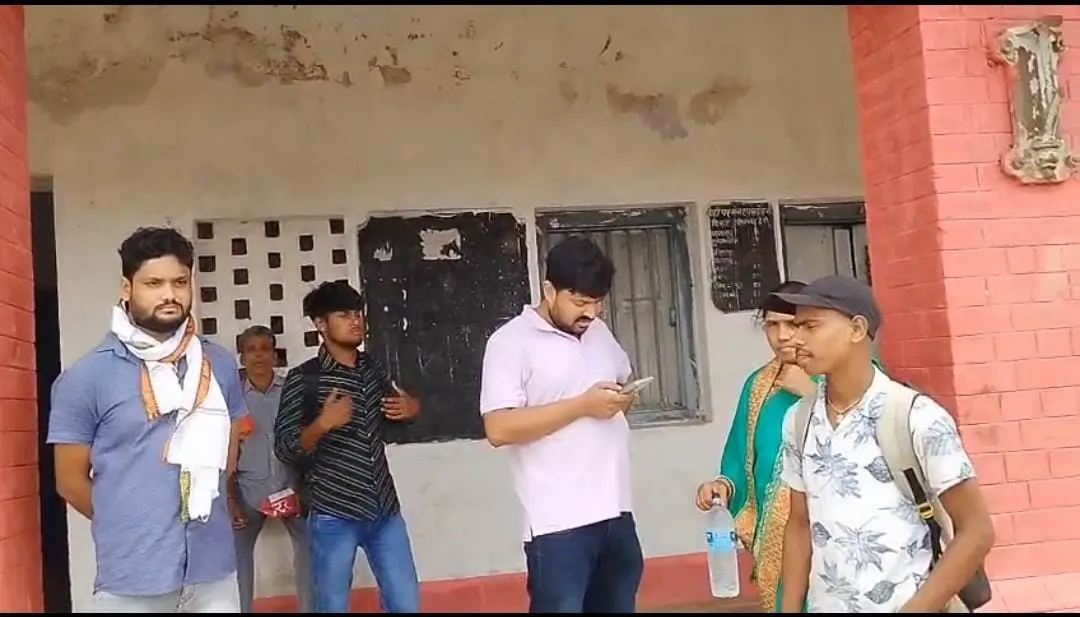पंजवारा रोड हॉल्ट पर बंद मिला टिकट काउंटर, ट्रेन आयी तो बिना टिकट सफर को मजबूर हुए यात्री