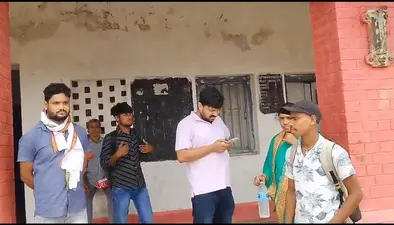 पंजवारा रोड हॉल्ट पर बंद मिला टिकट काउंटर, ट्रेन आयी तो बिना टिकट सफर को मजबूर हुए यात्री