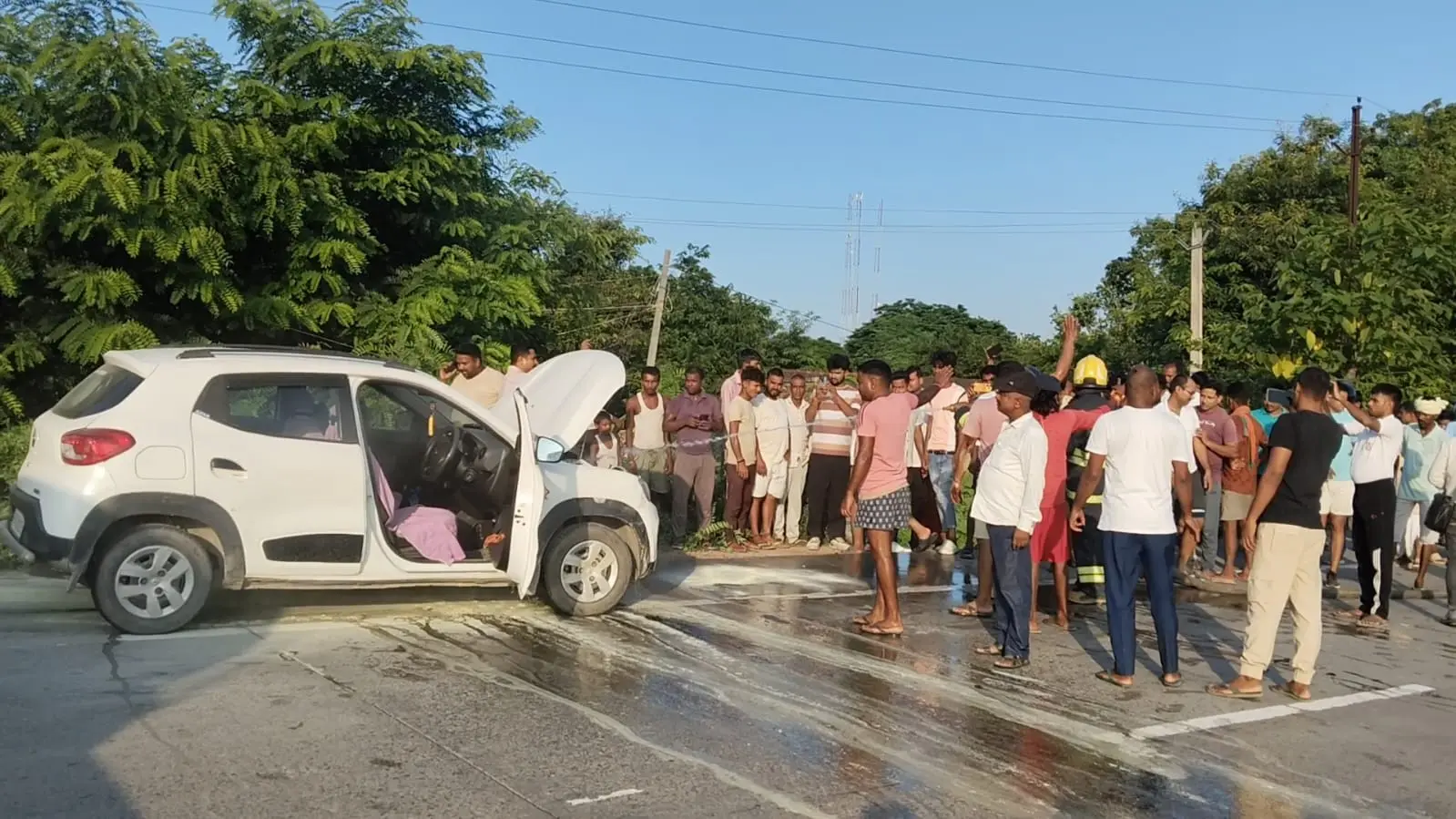मोतिहारी-मुजफ्फरपुर NH-28 पर चलती कार में लगी आग, चालक की सूझबूझ से टला बड़ा हादसा
