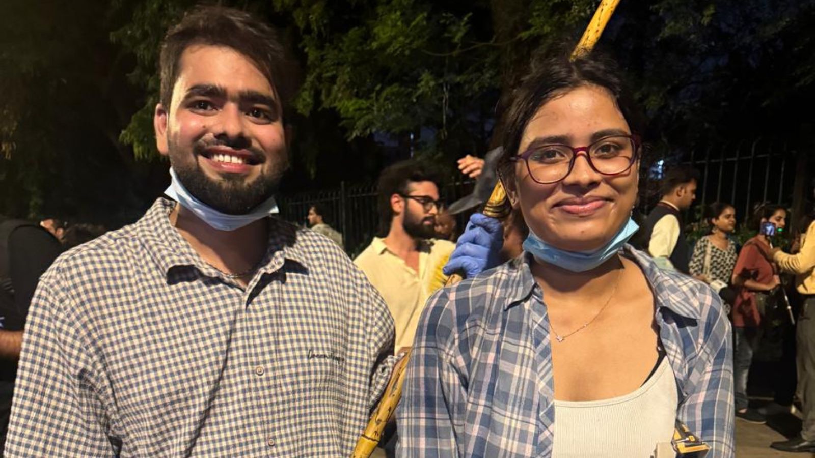 प्रदर्शन में शामिल लॉ की छात्रा आयशा और उनके साथी, फोटो प्रभात खबर