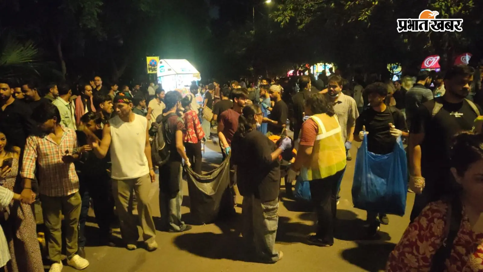 रात 11 बजे भी जश्न, फिर हाथों में झाड़ू, Gen-Z ने दिया जिम्मेदारी का संदेश