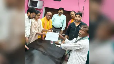 12 भूमिहीन परिवारों के आशियाने का सपना हुआ साकार, प्रखंड मुख्यालय में बांटे गए 3-3 डिसमिल जमीन के पर्चे