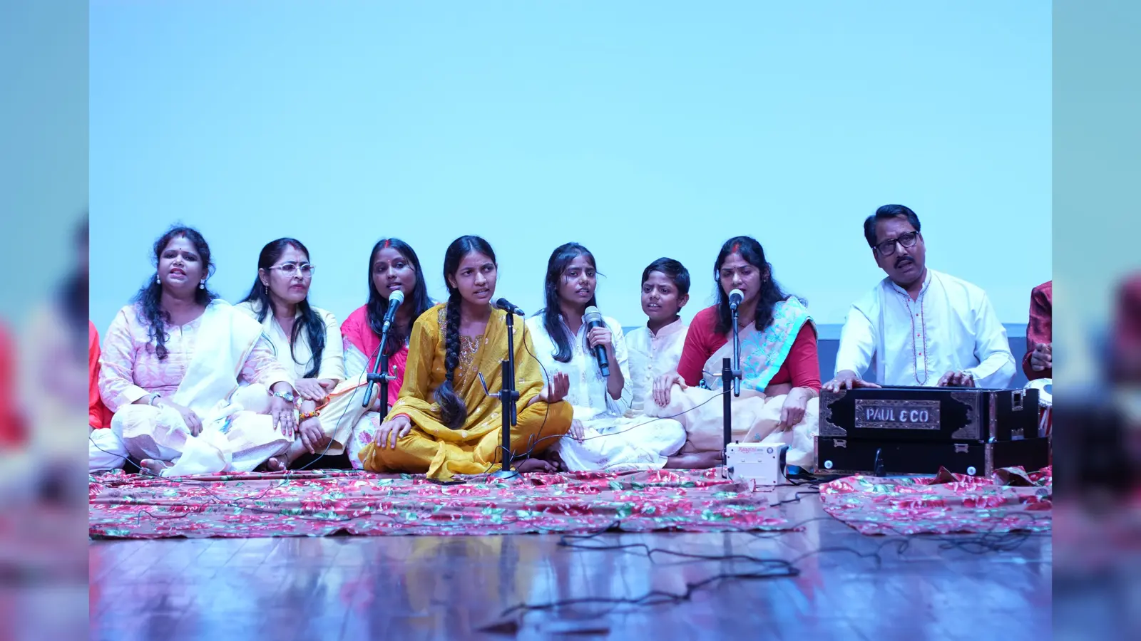बेतिया में बिहार सरकार के 100 दिन पूरे होने पर सांस्कृतिक कार्यक्रम, उत्कृष्ट कर्मियों को मिला सम्मान