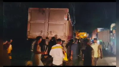 सोनो-चकाई मार्ग पर खड़े हाइवा से टकरायी बाइक, एक युवक की हालत गंभीर, पटना रेफर