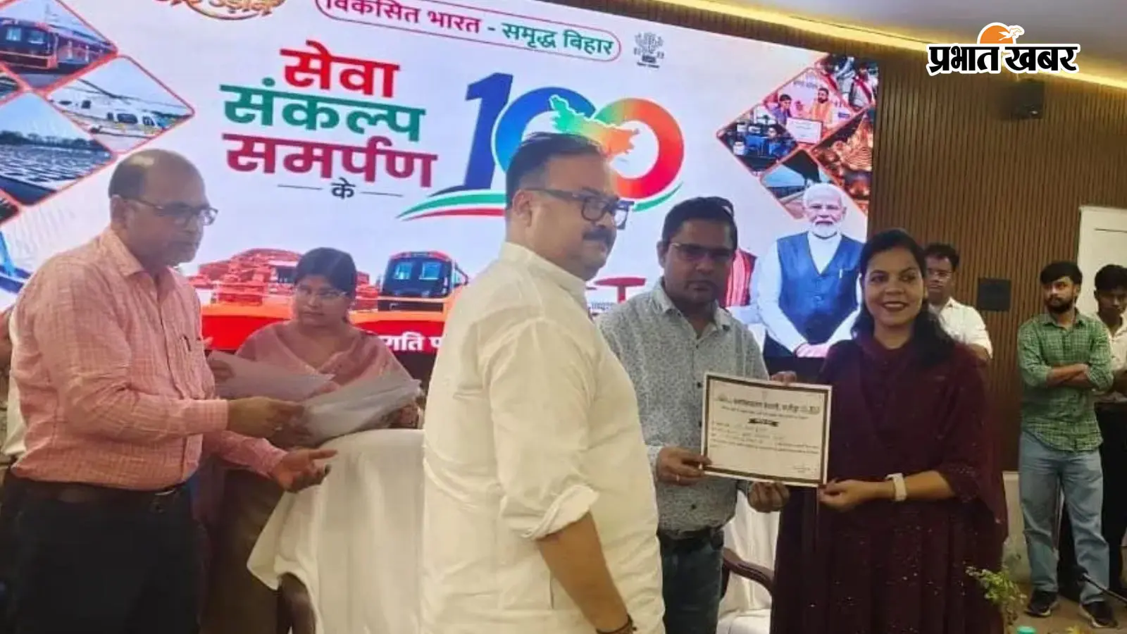 हाजीपुर में DM ने महुआ के डॉ. उदयशंकर को किया सम्मानित, टीबी मरीजों की मदद कर जीता दिल