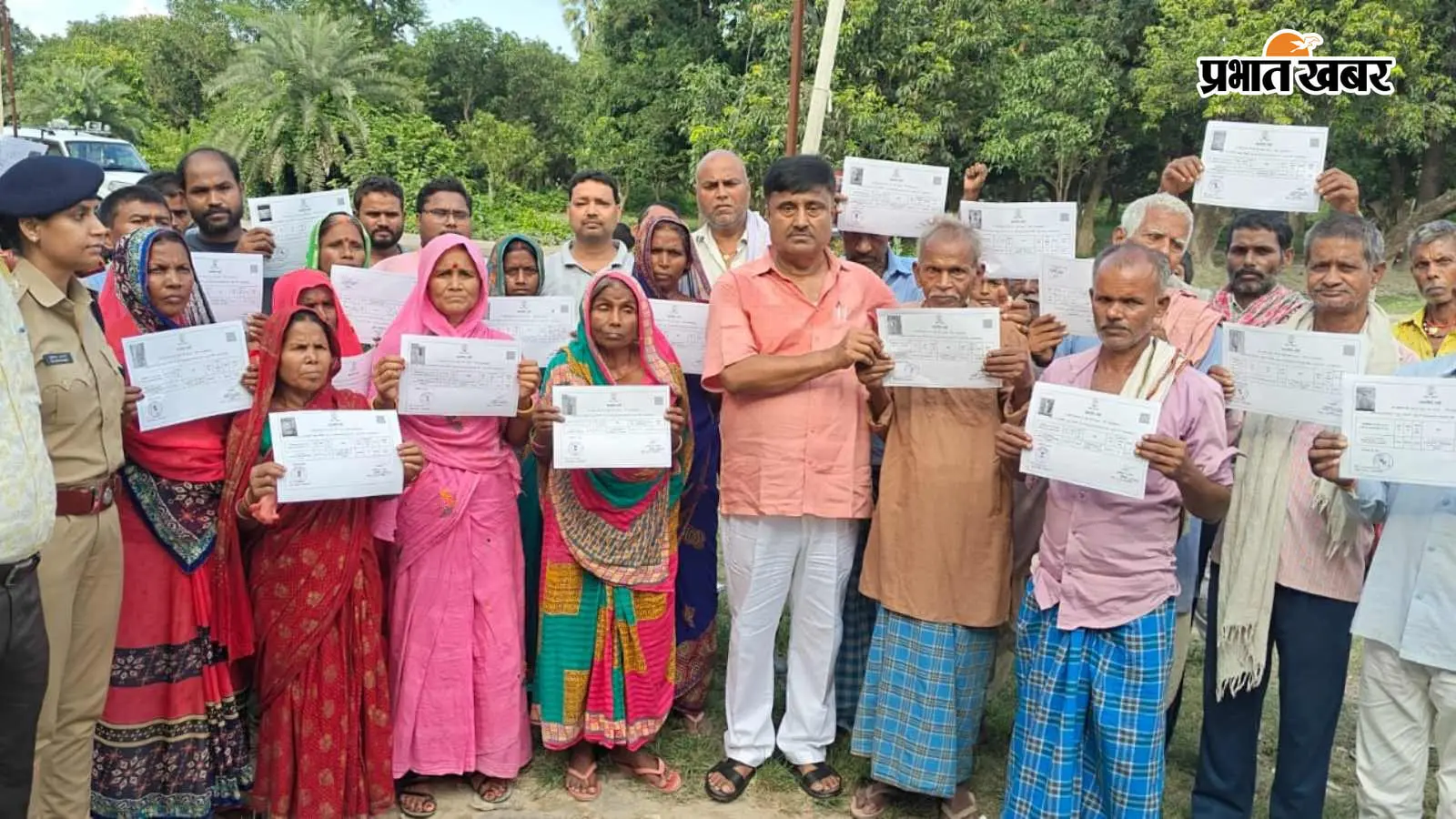 सरकार के 100 दिन पूरे होने पर विधायक ने 25 भूमिहीन परिवारों को दिया बासगीत पर्चा