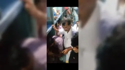 चलती ट्रेन में खिड़की गिरने से यात्री की उंगली घायल, रेलवे ने कराया इलाज