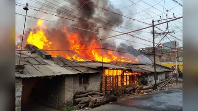 सुरसंड के बनौली गांव में खाना बनाने के दौरान लगी भीषण आग, चार घर जलकर राख
