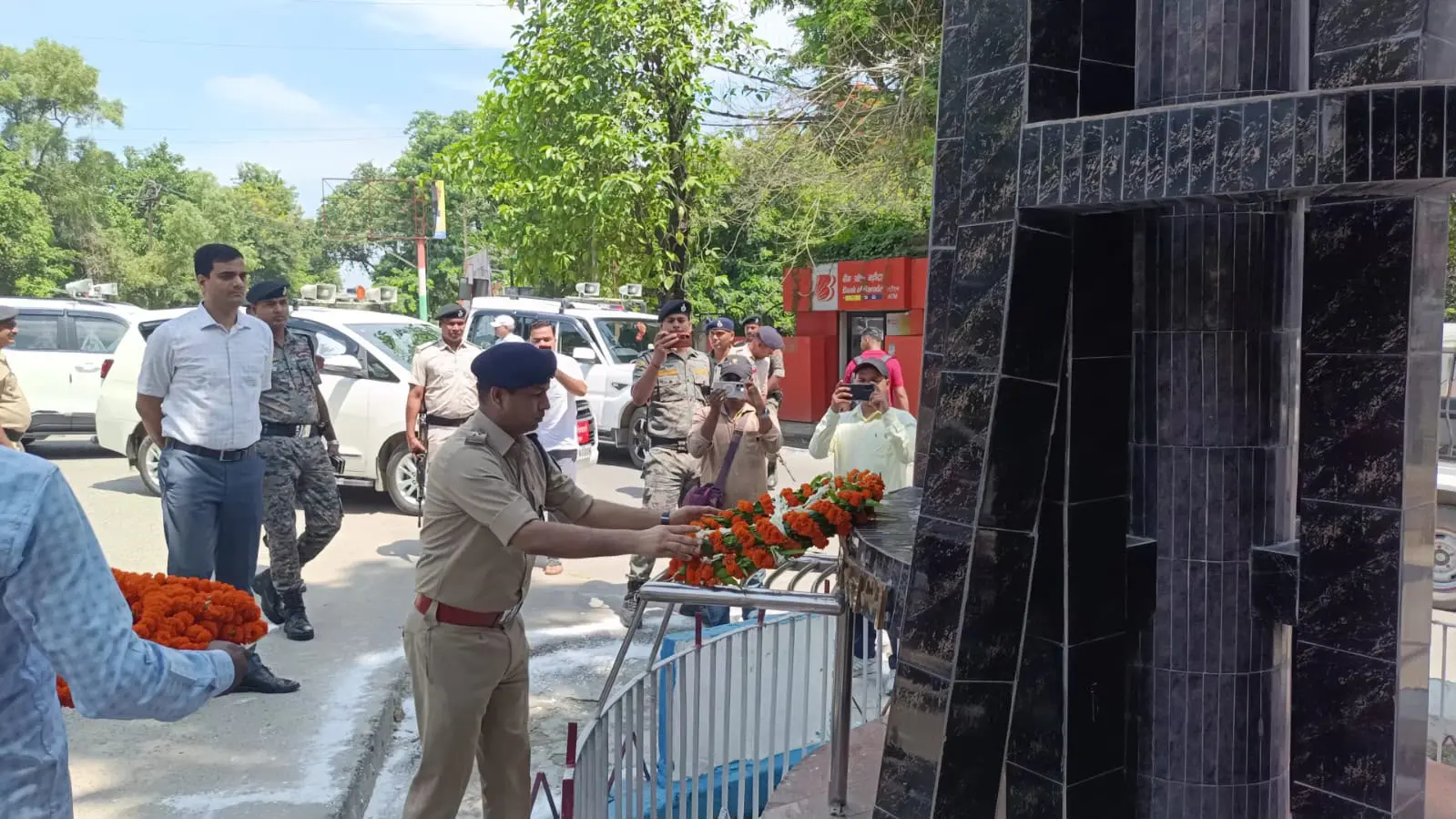 कारगिल विजय दिवस पर अमर शहीदों को नमन, डीएम-एसपी ने कारगिल चौक पर प्रतिमाओं पर किया माल्यार्पण