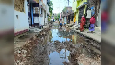 दलहट्टा बाजार में अधूरी सड़क बनी मुसीबत, बारिश व नल-जल पाइपलाइन टूटने से 200 घर प्रभावित